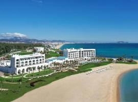 The St. Regis La Bahia Blanca Resort - Tamuda Bay, hotel v destinaci Fnidek