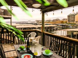 Daylight Cove Lakefront Condo, Pool, Hot Tub!, hotel v destinaci Four Seasons