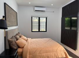 The Nest- Gated house mins from Highway, hotell sihtkohas Claxton Bay