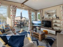 Retreat at the Lake - Fishing Lakes, Heated Outdoor Swimming Pool 500yrds on Sister Park , Pool Open April to September, hotel in Exeter