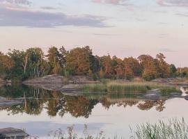 Peaceful little cabin by the sea, hotel v destinaci Oskarshamn