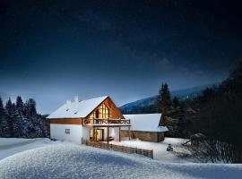 Chalet Oasis - Luxury 5-Bedroom Chalet with Panoramic Views, hotel v destinaci Huty