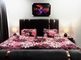 One Bed Luxury Condo Eiffel tower phase 7, hotel di Rawalpindi