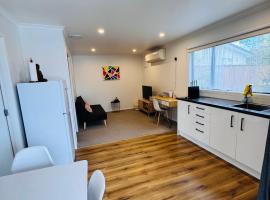 Modern 1 bedroom guest house, hotel v destinaci Upper Hutt