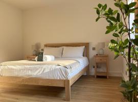 Woodlands House with Hot Tub, hotel in Ballachulish