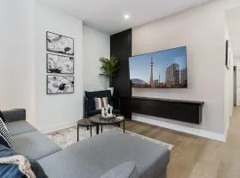 Casa Hotels McCaul - New with Workspace & Kitchen