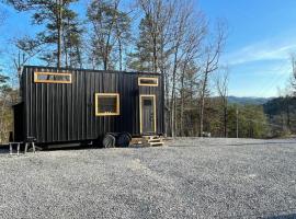 Mountain Top Tiny House By Beyond Expectations, hotel in Sevierville