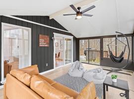 Pocono Luxury Retreat - Games Hot tub and More, hotell sihtkohas East Stroudsburg