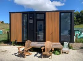 Stone Cabin by Tiny Away, hotel in Huiroa