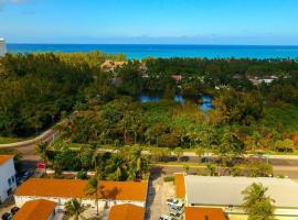 Tangerine Sunsets Seville، فندق في ناسو