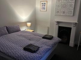 Luton Town House Near AIRPORT, Hotel in Luton