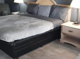 King Bed Hotel Room 216, Hotel in Jackson