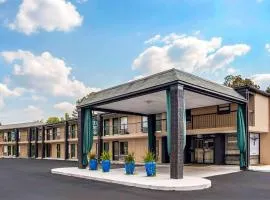 Super 8 by Wyndham Daleville-Fort Novosel