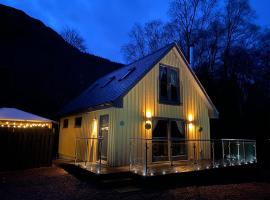 Bluebell Cottage with Hot Tub, hotel en Ballachulish