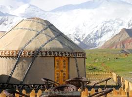 Yurt Glamping Edelweiss Meadow at the foot of Lenin Peak، فندق في Sary-Mogul