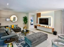 CasaDulce Zimbali- Exquisite 4 bedroom home with expansive yard and pool, Hotel in Ballito