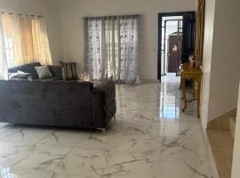 Casa amplia 2 plantas - Parking Privado, отель в городе Ла-Алианса