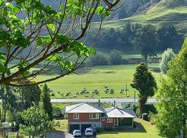Hill top view farm stay, hotel v destinaci Uruti