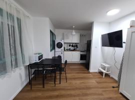 Comfy Flat Near TLV Airport, hotel v destinaci Lod