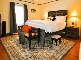 Country Feel with Downtown Convenience - WiFi - 10 Min to Red River Gorge & Natural Bridge