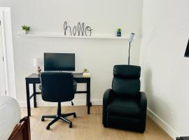 Cozy private room and bath private entrance Perfect gateway, hotel v destinaci Pflugerville