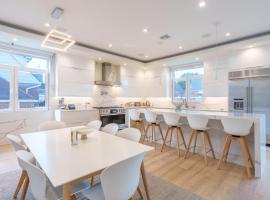 Luxury 5BR Smart Home Near JFK with Gym, Theater & BBQ, hôtel à Valley Stream