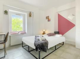 LA COLOC CHOCO - Belle Colocation en hypercentre / 5 chambres privées / Salle de bains privative / Proche Gare et Tram / Wifi et Netflix, hôtel à Annemasse