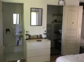 Tiny House、Bourdonnéのホテル