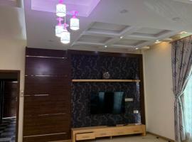Hada deluxe 3 Rooms Apartment，位于Sana‘的酒店