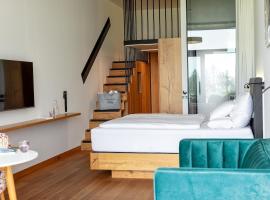 Design-Chalet with Garden, Pool, Spa & Restaurant,位于洛豪的酒店