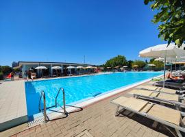 Long Beach Village Residence on the sea with private beach included, hotel v destinaci Lido Adriano