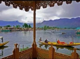 Mossess Retreat Group Of Houseboats