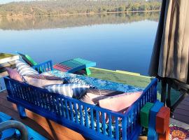 Barefoot Bungalow 23 Lake Bennett -private pontoon, отель в городе Lake Bennett