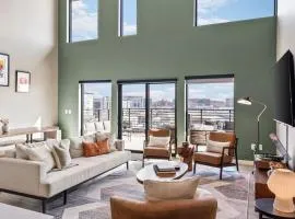 Penthouse Luxury with Pool Patio and City View plus Walk to Broadway