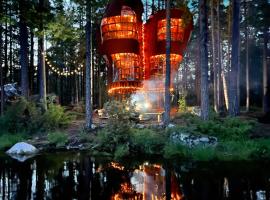 Haven Islands incredible treehouse on private island, hôtel à Torrflonäs