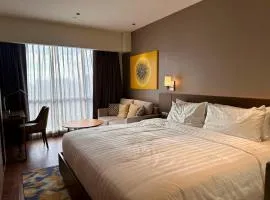 Luxury California King Suite with Pool and City View