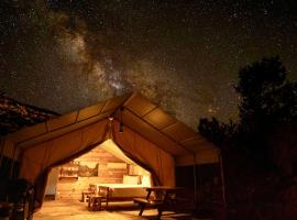 Glamping Tent #10 with Heat AC and Private Bath, ξενοδοχείο σε Orderville