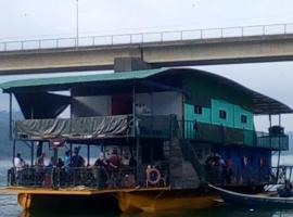 House boat, hotel a Gerik