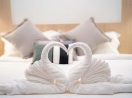 Japanese-Style Condo close Kamala Beach, hotel in Kamala Beach