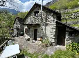 Rustic on the Verzasca River, hotel v destinaci Corippo