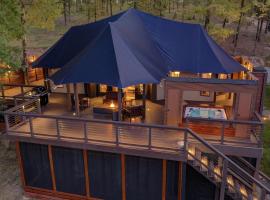 The Covey Bluebird House a Luxury African Tent Retreat on stocked bass pond, hotell sihtkohas Hot Springs