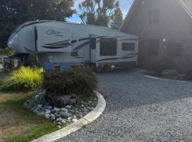 Outpost RV Accomodation Fiordland，位于蒂阿瑙的酒店