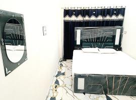 7BHK FLATS AC & NON AC ROOMS in KASHI VISHWANATH JYOTIRLING The Sacred Stay APARTMENT, hotel v destinaci Váránasí