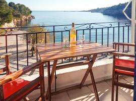 Alonissos Beachfront Rooms - Galazia Thea Gems, hôtel à vieille ville d'Alonissos