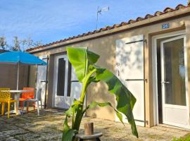 Joli Cottage Confort 1 chambre en forêt au Village Vacances, hôtel à Mareuil-sur-Lay