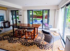 3 Storey Villa, 300 Steps from the beach!, hotel v Hong Kongu