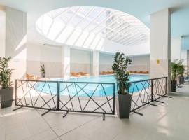 19th Floor Condo in Cevahir with pool fitness, hotel em Gorno Lisiče