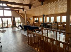 Charming barn loft - all amenities on 60 acre farm in the White Mountains of NH, hotel v destinaci Lancaster