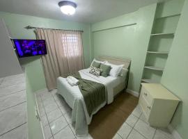 Modern North Side Hideaway with Aircon, hotel in Dick Hill