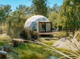 Don Aniceto Lodges & Glamping, hotel in Luján